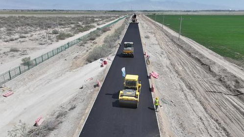新疆和碩縣 環博斯騰湖公路進入瀝青路面攤鋪階段