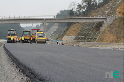 神華煤直接液化殘渣改性瀝青完成南道高速公路試驗段鋪筑