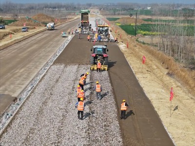 正進(jìn)行連續(xù)梁懸臂掛籃施工!跨京臺(tái)高速大橋預(yù)計(jì)今年9月合龍