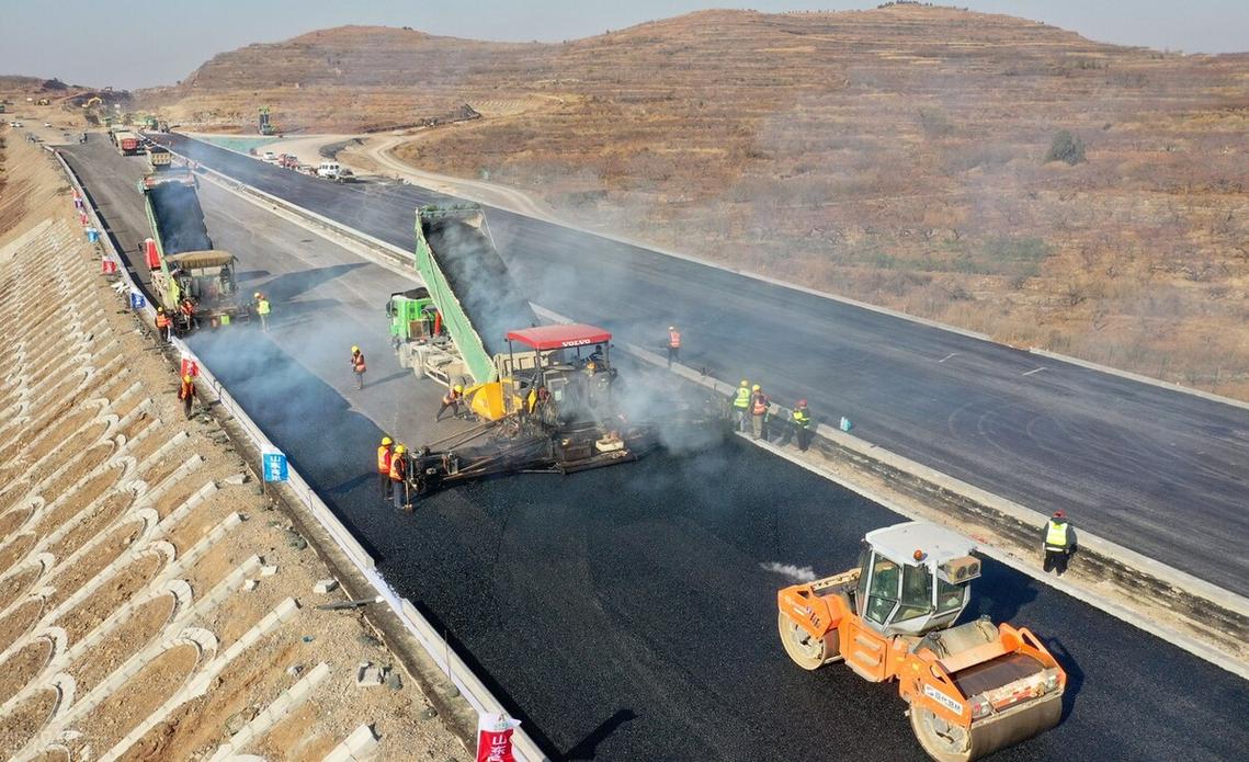 山東臨沂至滕州高速公路路面工程瀝青攤鋪施工 現場一派繁忙