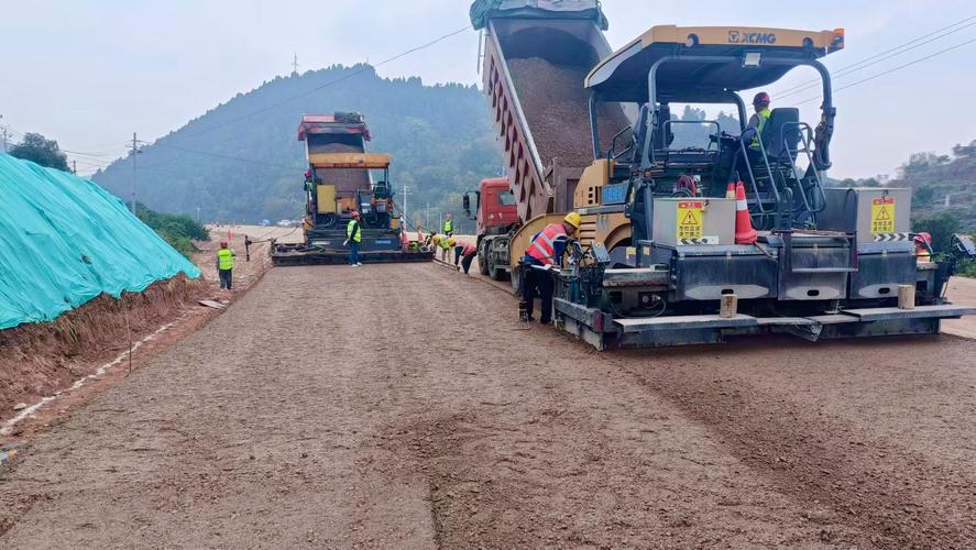 昌磷路一期一級公路工程順利完成首次路面水穩(wěn)層鋪設(shè)