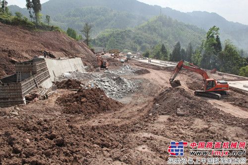 萬利高速公路五分部展開梁場基建施工-工程機械動態(tài)-中國路面機械網(wǎng)