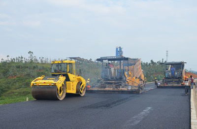 平文高速公路瀝青路面試驗段順利通過驗收，中鐵二十三局三公司穩(wěn)步推進路橋附屬工程